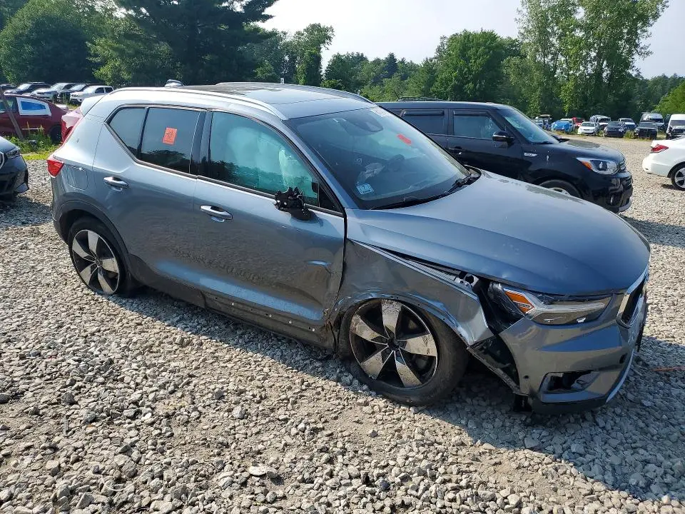 2019 VOLVO XC40 T5 MOMENTUM  