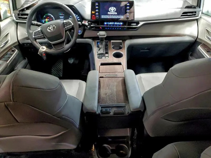 2023 TOYOTA SIENNA XLE  