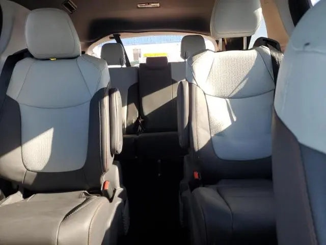 2021 TOYOTA SIENNA XSE  
