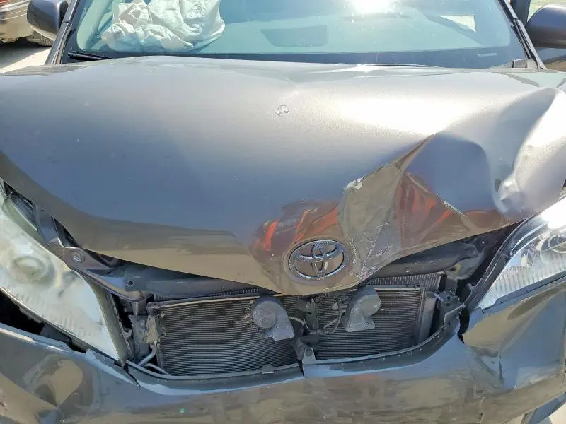 2015 TOYOTA SIENNA XLE 8-PASSENGER  
