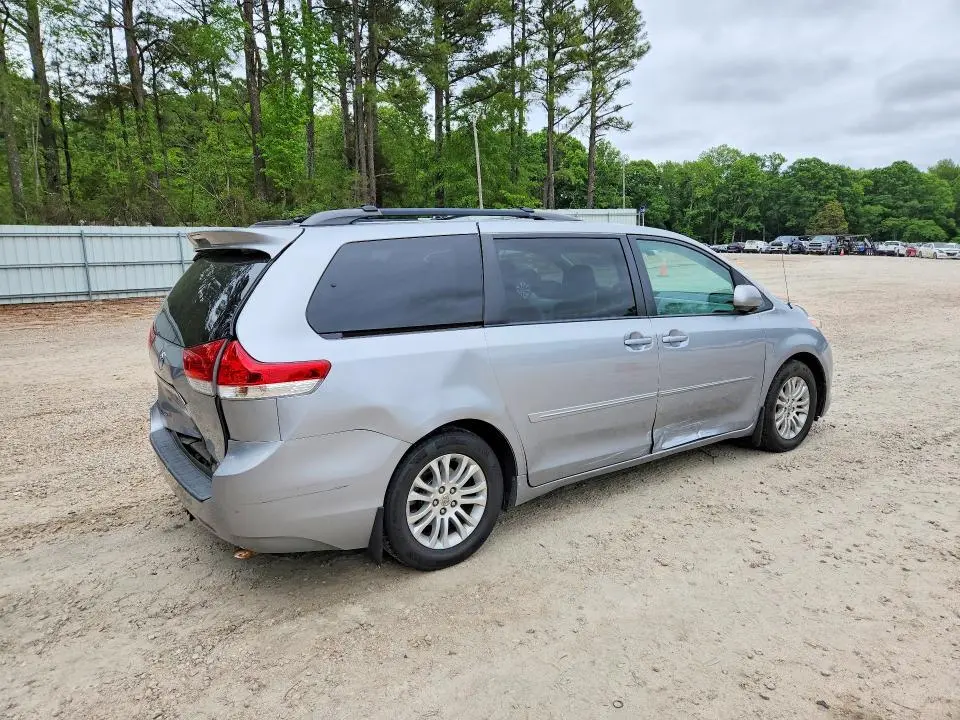 2013 TOYOTA SIENNA XLE 8-PASSENGER  