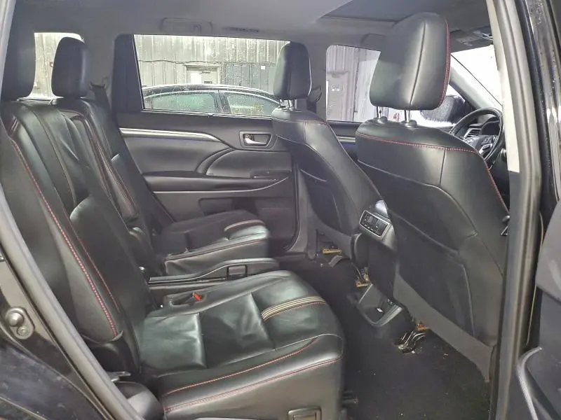 2019 TOYOTA HIGHLANDER SE  