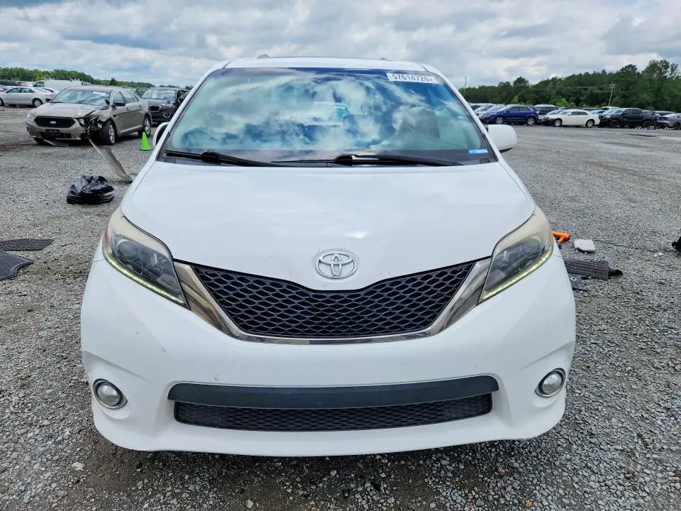 2017 TOYOTA SIENNA SE  