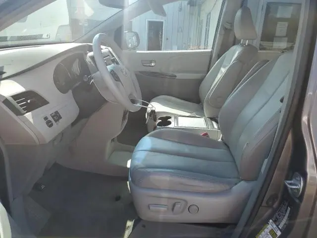 2013 TOYOTA SIENNA XLE  