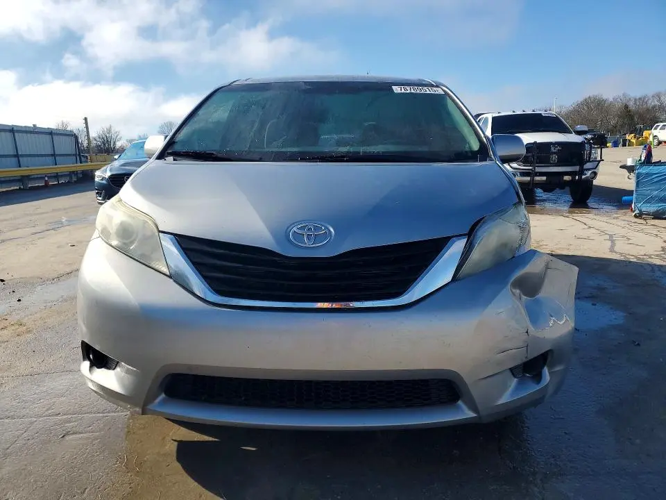 2013 TOYOTA SIENNA LE 8-PASSENGER  
