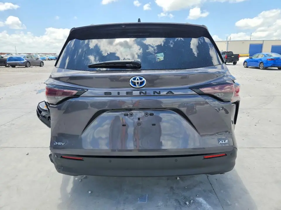 2025 TOYOTA SIENNA XLE 8-PASSENGER  