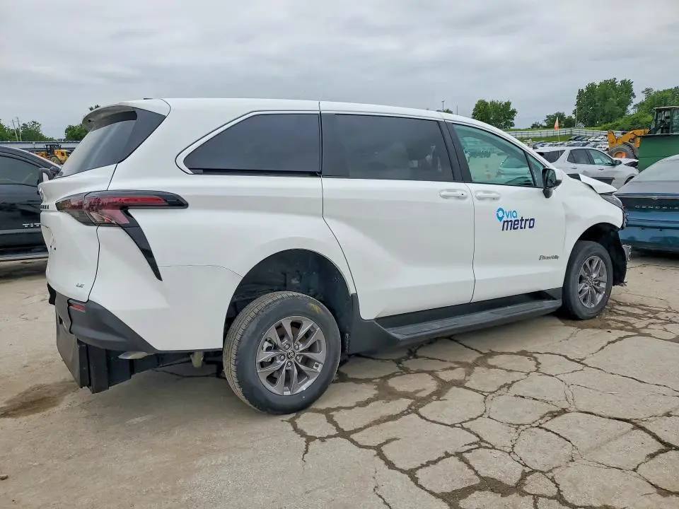 2025 TOYOTA SIENNA LE  