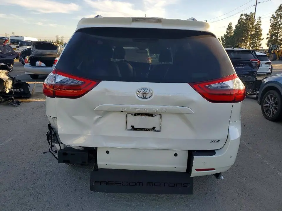 2020 TOYOTA SIENNA XLE  