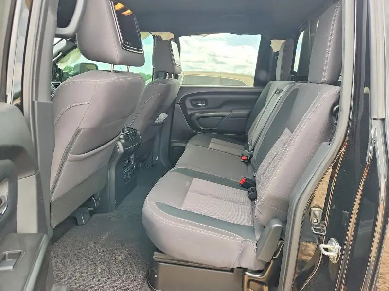 2024 NISSAN TITAN SV  