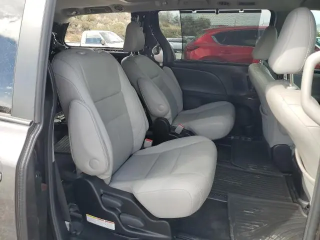 2017 TOYOTA SIENNA XLE  