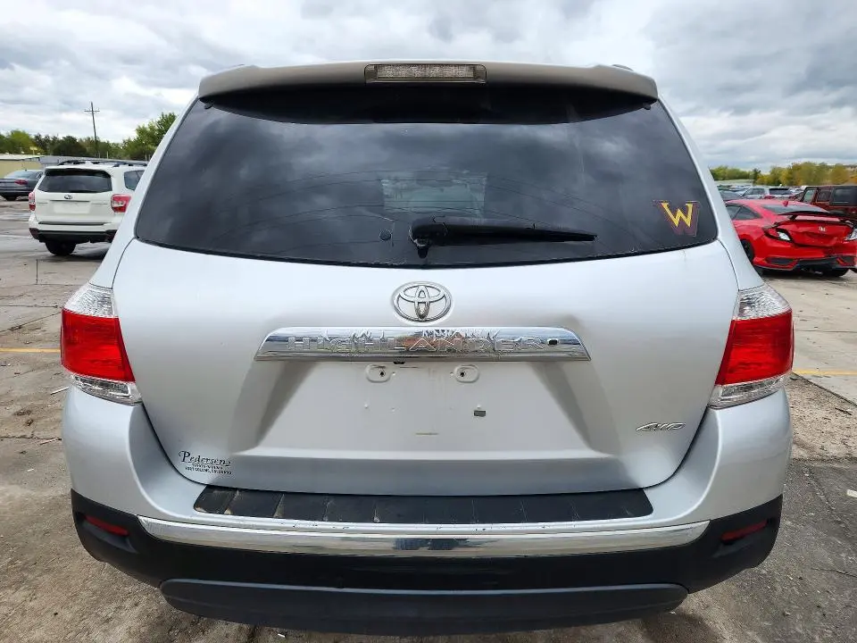 2013 TOYOTA HIGHLANDER SE  