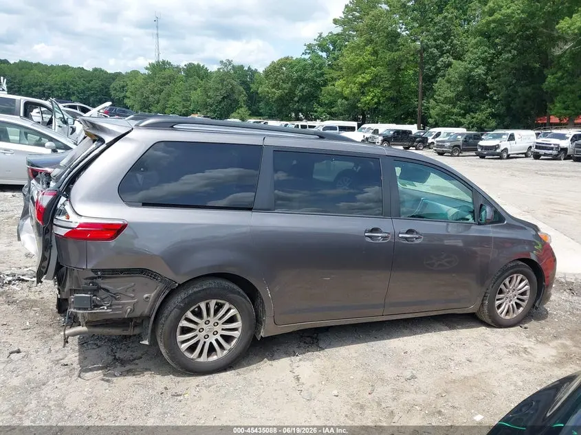 2017 TOYOTA SIENNA XLE 8 PASSENGER