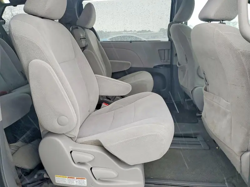 2015 TOYOTA SIENNA LE  