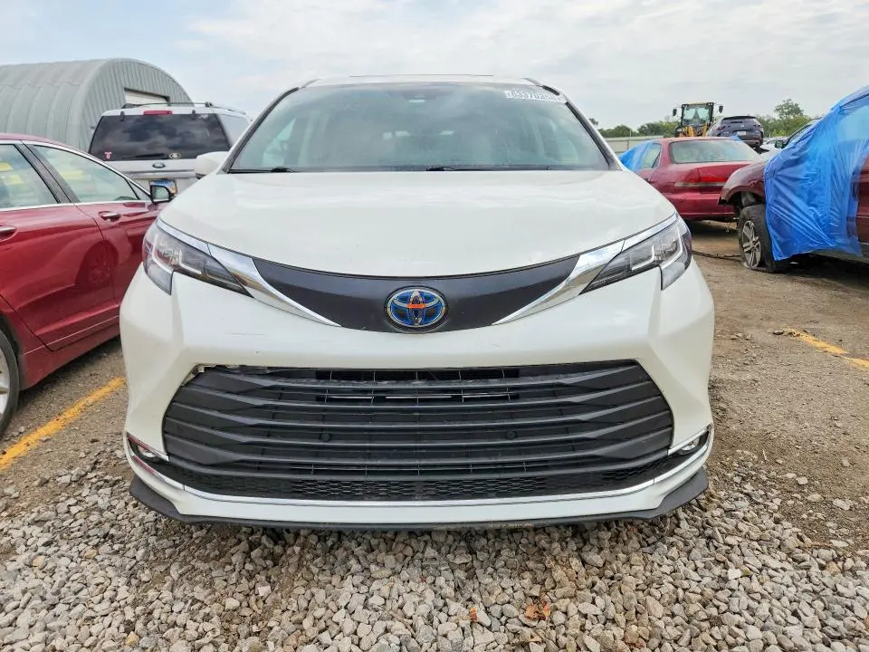 2021 TOYOTA SIENNA XLE  