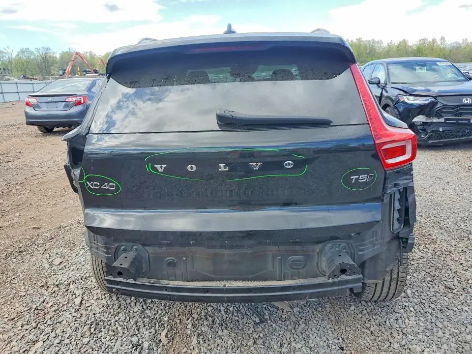 2020 VOLVO XC40 T5 MOMENTUM  