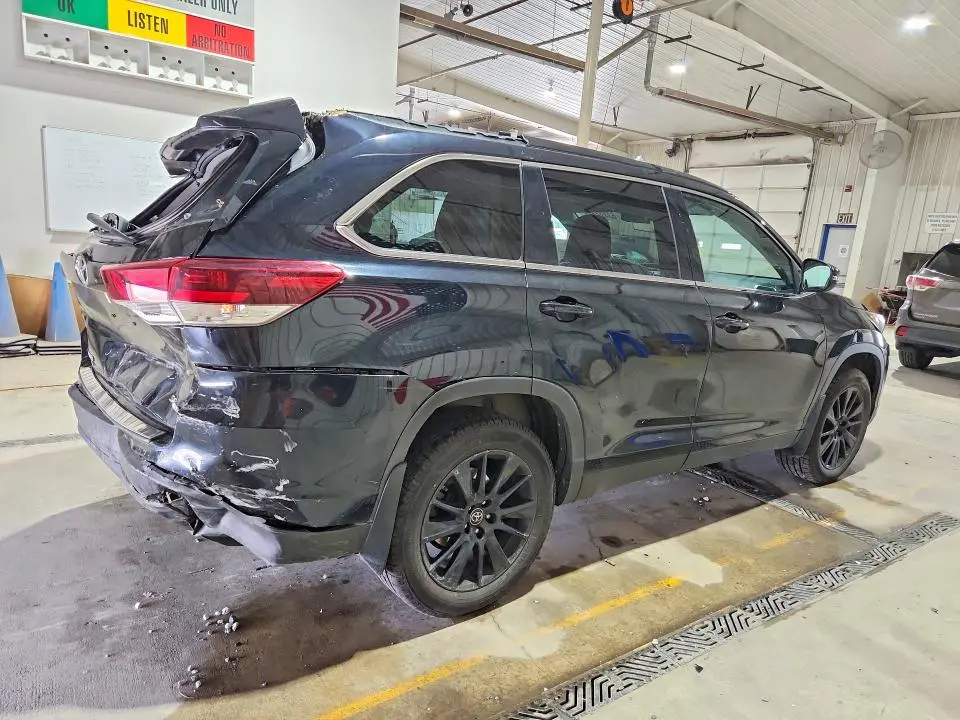 2019 TOYOTA HIGHLANDER SE  