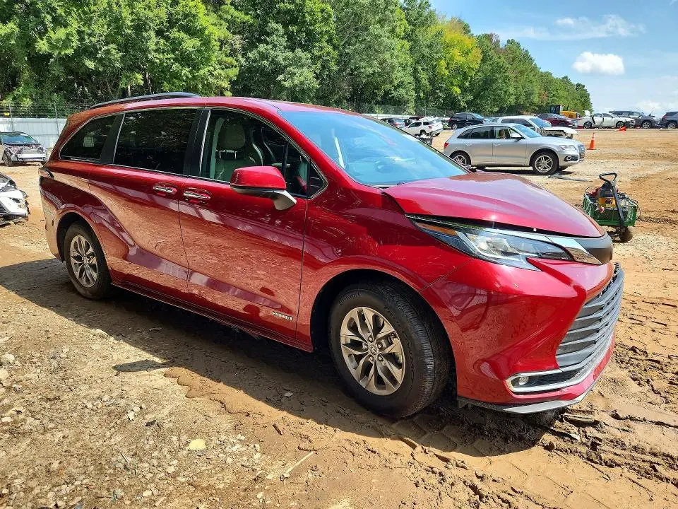 2021 TOYOTA SIENNA XLE  