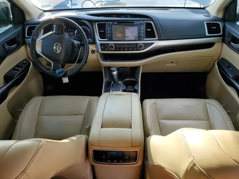 2019 TOYOTA HIGHLANDER SE  