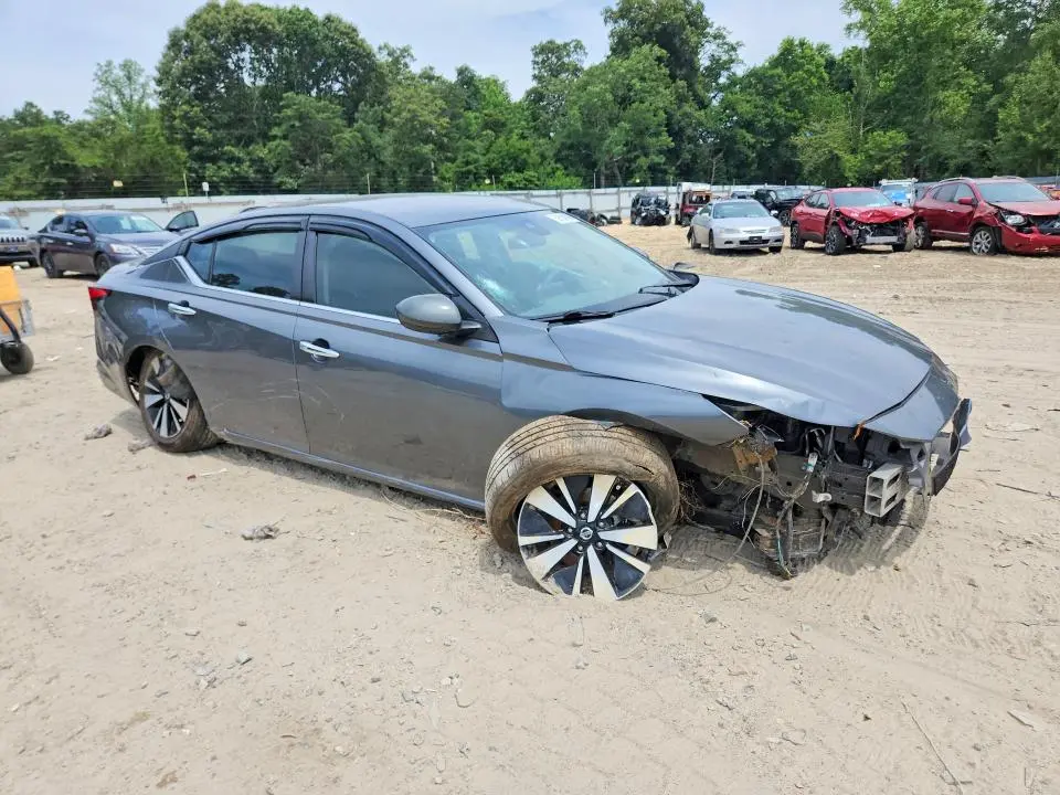 2021 NISSAN ALTIMA SV  