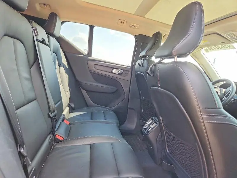 2023 VOLVO XC40   