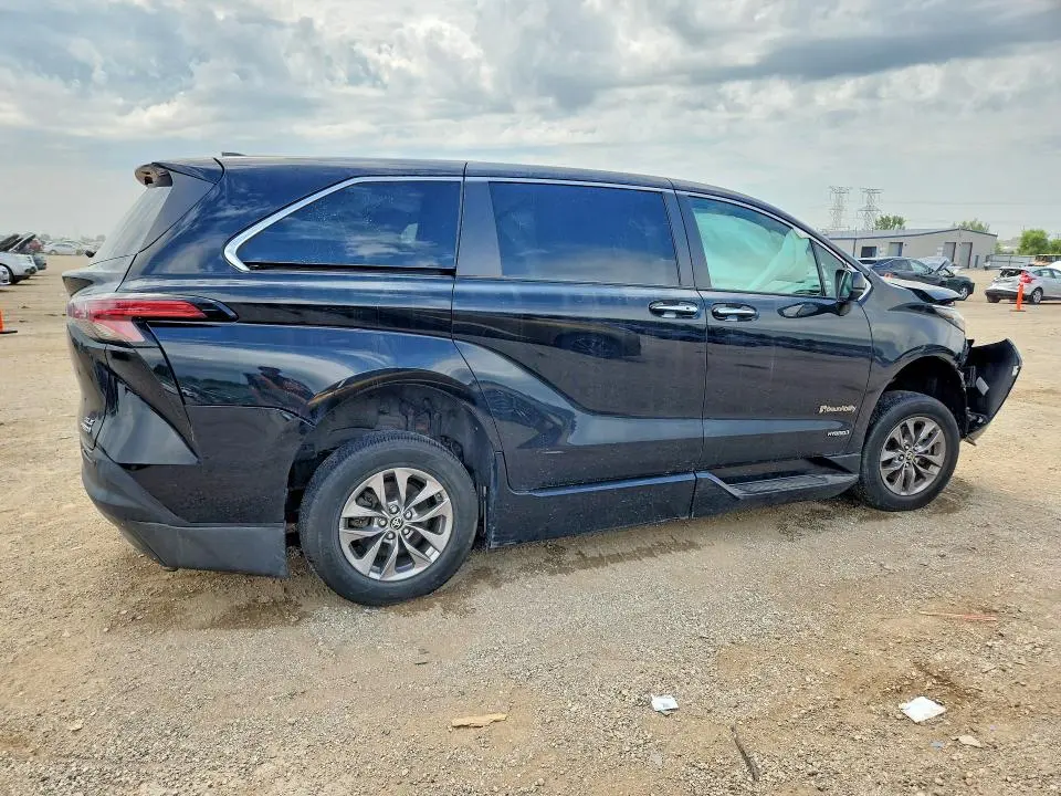 2021 TOYOTA SIENNA XLE  