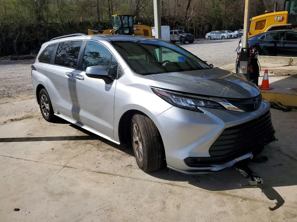 2023 TOYOTA SIENNA LE 8-PASSENGER  