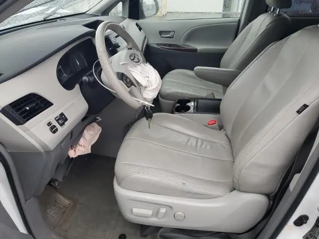 2014 TOYOTA SIENNA XLE  