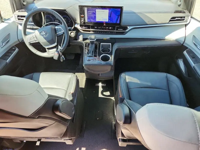 2025 TOYOTA SIENNA XSE  