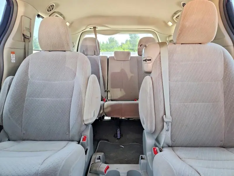 2019 TOYOTA SIENNA LE  