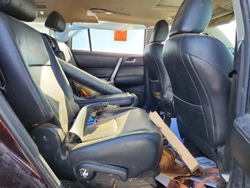 2013 TOYOTA HIGHLANDER SE  