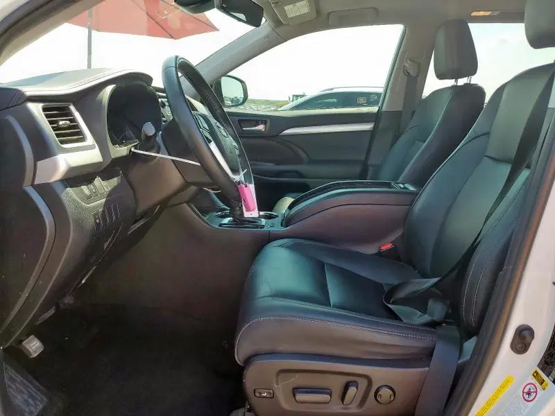 2019 TOYOTA HIGHLANDER SE  