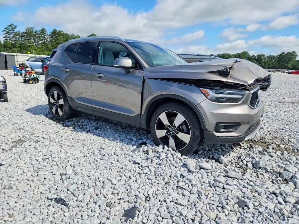 2022 VOLVO XC40 T4 MOMENTUM  