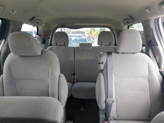 2017 TOYOTA SIENNA LE  