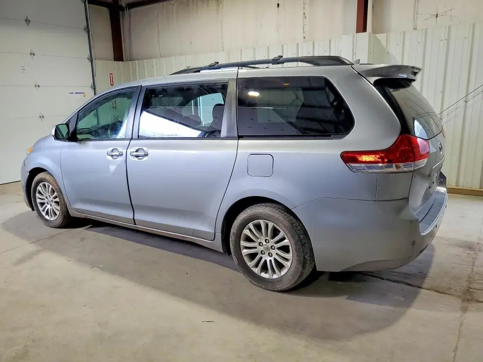 2014 TOYOTA SIENNA XLE 8-PASSENGER  