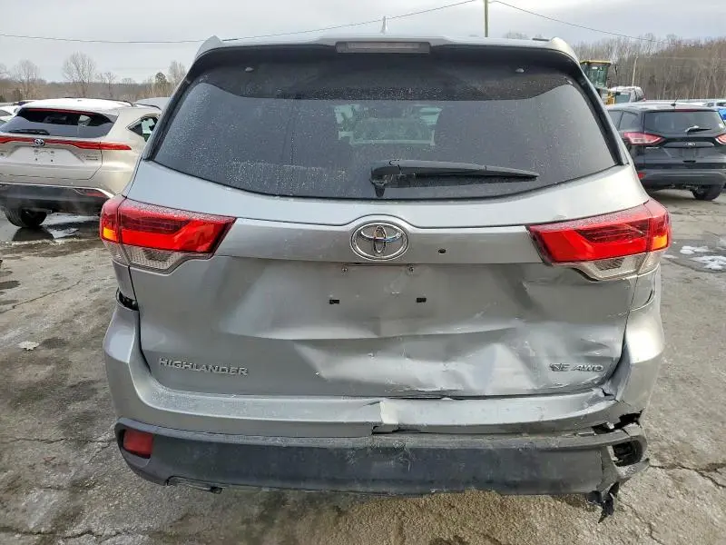 2017 TOYOTA HIGHLANDER SE  