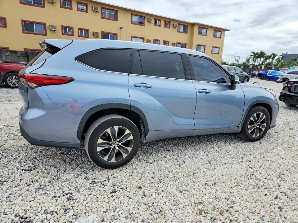 2021 TOYOTA HIGHLANDER XLE  