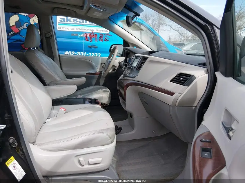 2014 TOYOTA SIENNA XLE V6 8 PASSENGER