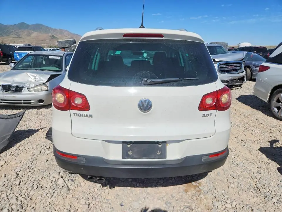 2011 VOLKSWAGEN TIGUAN S  