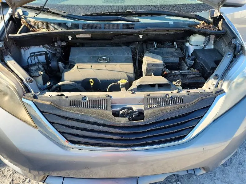 2013 TOYOTA SIENNA LE  