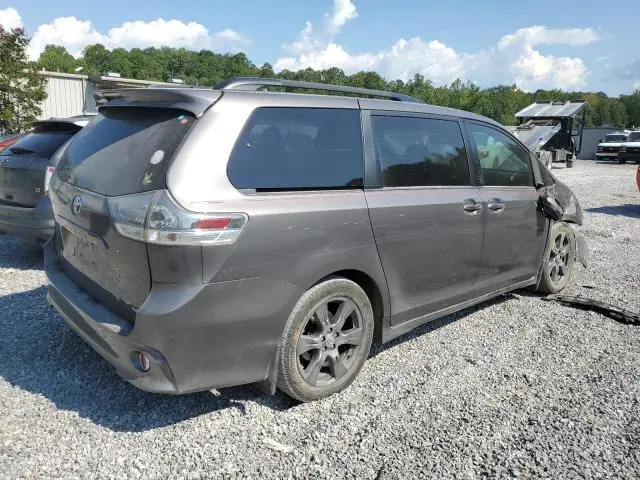 2017 TOYOTA SIENNA SE  