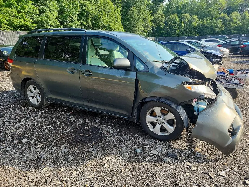 2013 TOYOTA SIENNA LE  