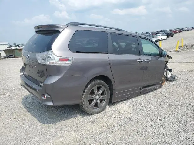 2017 TOYOTA SIENNA SE  