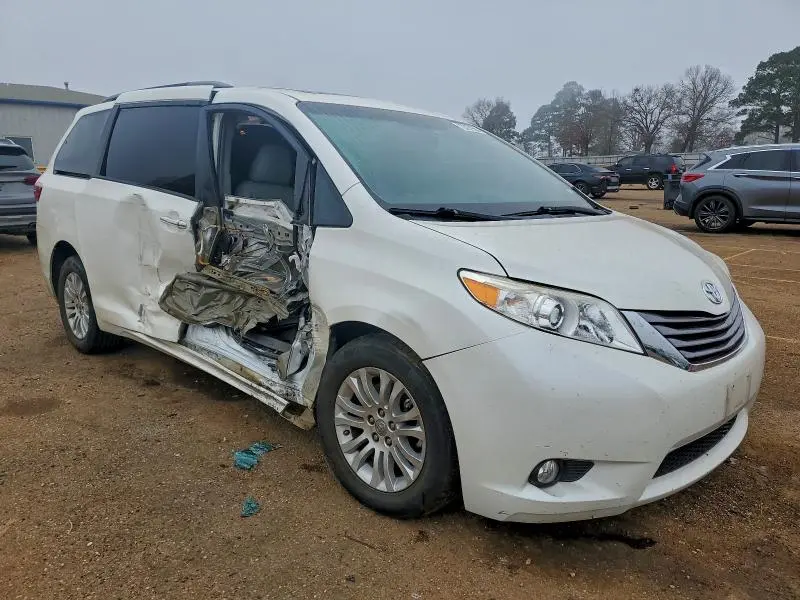 2017 TOYOTA SIENNA XLE  