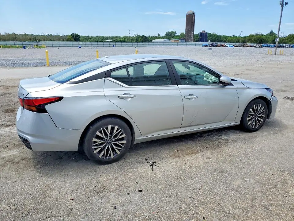 2023 NISSAN ALTIMA SV  