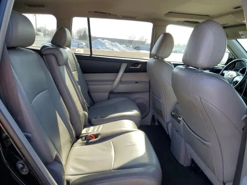 2011 TOYOTA HIGHLANDER SE  