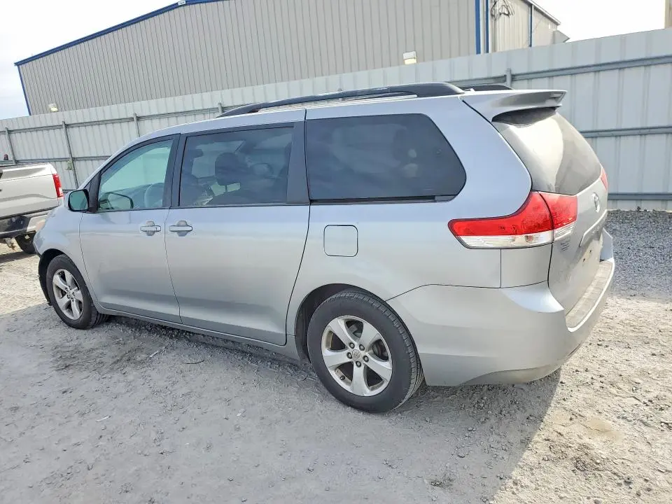 2013 TOYOTA SIENNA LE  