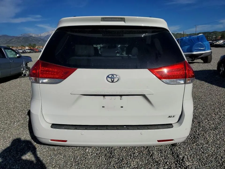 2014 TOYOTA SIENNA XLE 8-PASSENGER  