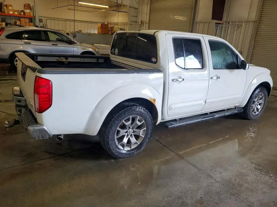 2015 NISSAN FRONTIER SL  