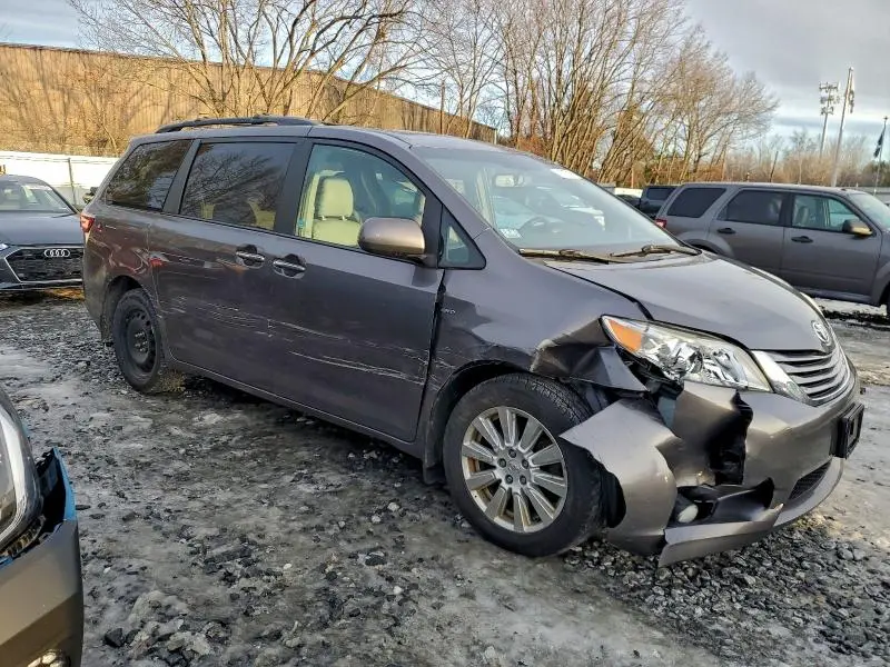 2017 TOYOTA SIENNA XLE  