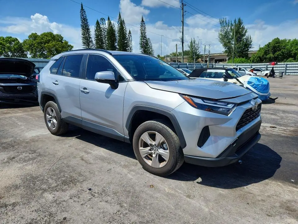 2025 TOYOTA RAV4 XLE  